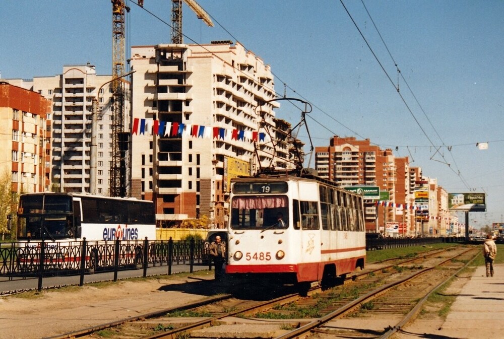 19 трамвай на улице Савушкина. А на заднем плане компания "Прагма-хаус" строит ЖК "Чайка", который сдадут в 2006 году.