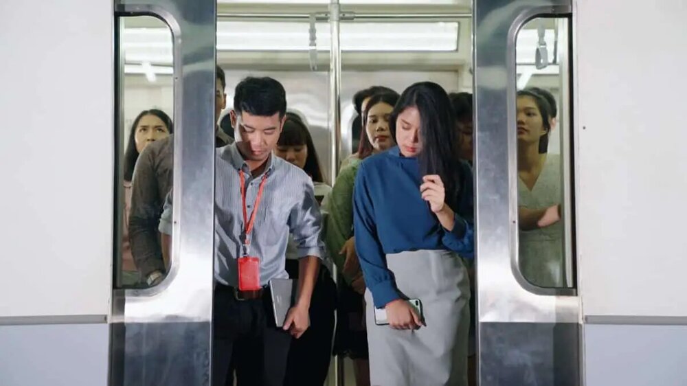 Внезапное трогание  девушек в японском метро: кто такие чиканы и что они делают