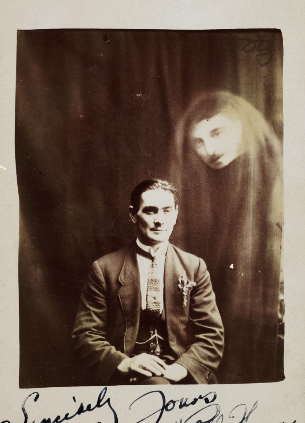 Мужское лицо над валлийским медиумом Уиллом Томасом, 1920 год