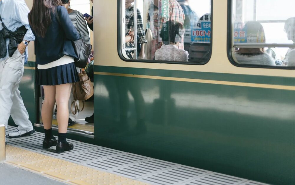 Внезапное трогание  девушек в японском метро: кто такие чиканы и что они делают