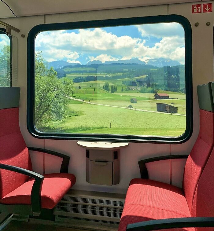 32. Пустой вагон с прекрасным видом из окна