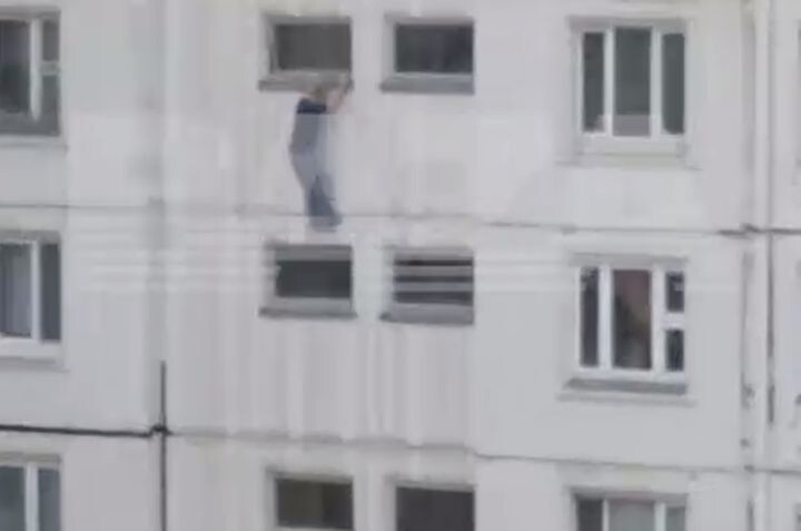 В Москве пенсионер повис на окне 12-го этажа