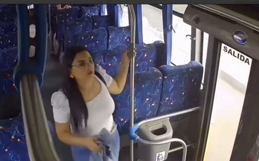 В Бразилии девушку сбил мотоциклист, когда она вышла из автобуса