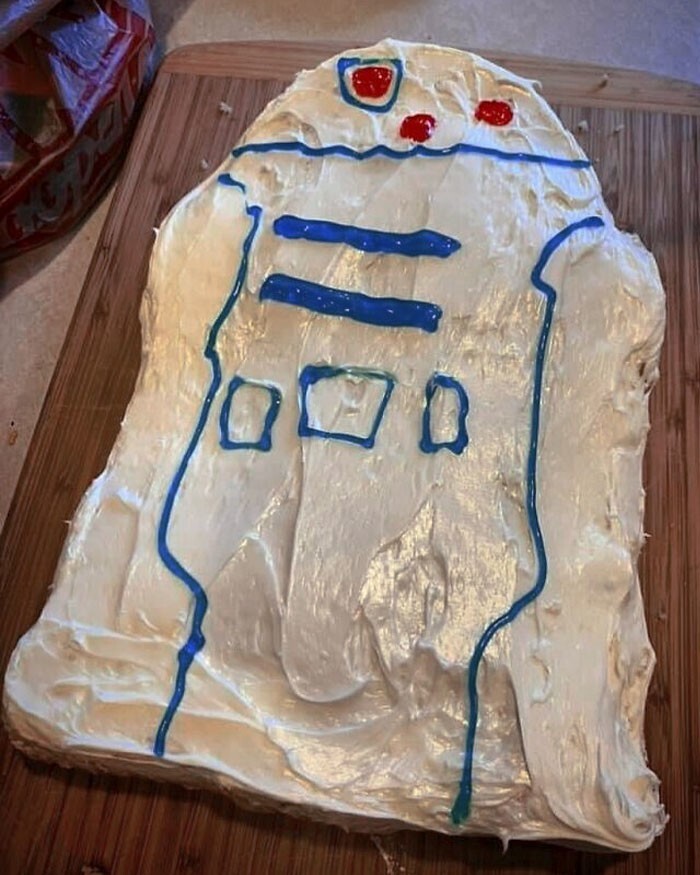 21. «Муж сказал, что хочет торт в виде R2-D2, и я сделала это чудовище»