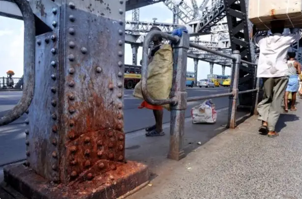 Индийцы почти разрушили мост плевками