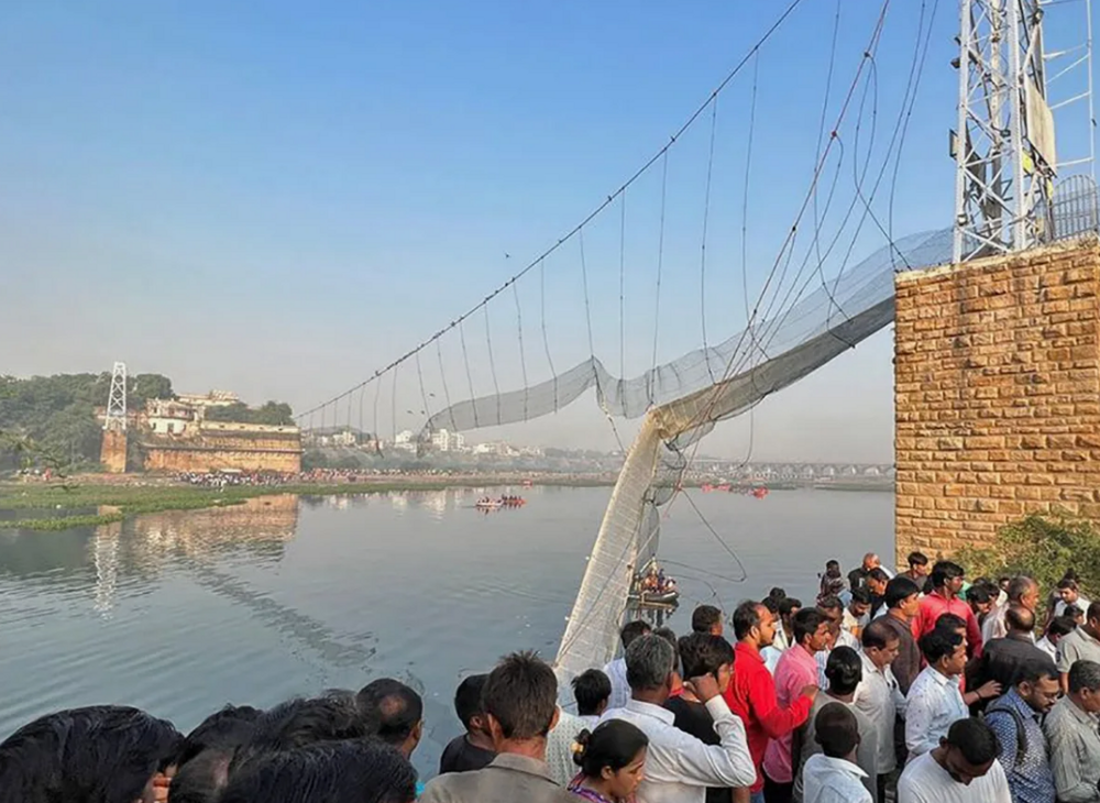 Индийцы почти разрушили мост плевками
