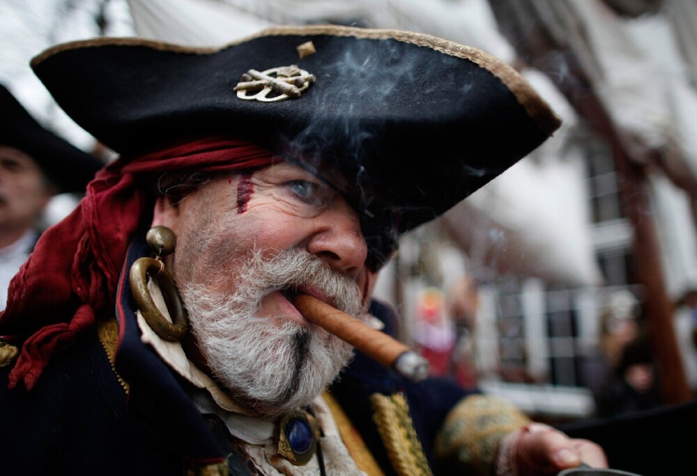 Почему раньше морякам разрешалось курить только трубку, а не сигареты?