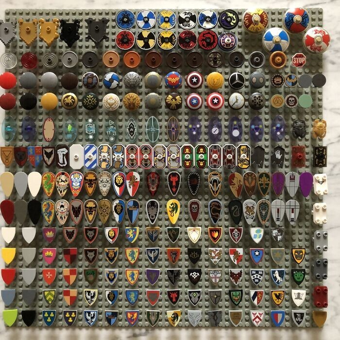 3. «Моя стопроцентно полная коллекция всех существующих щитов LEGO»