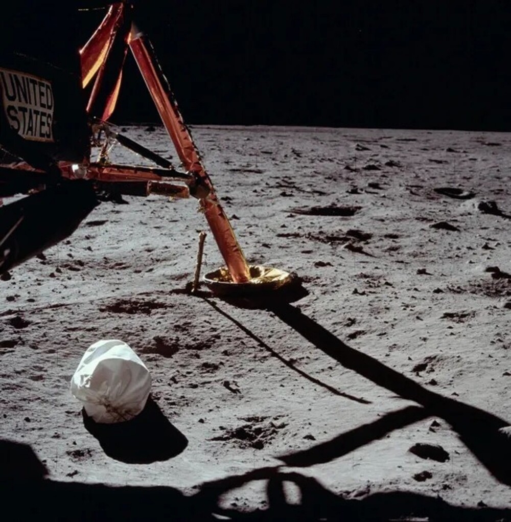 3. С 1972 года на поверхности Луны оставили более 90 мешков с человеческими отходами. Теперь ученые хотят изучить их, чтобы проследить за любыми долгосрочными биологическими изменениями на Луне