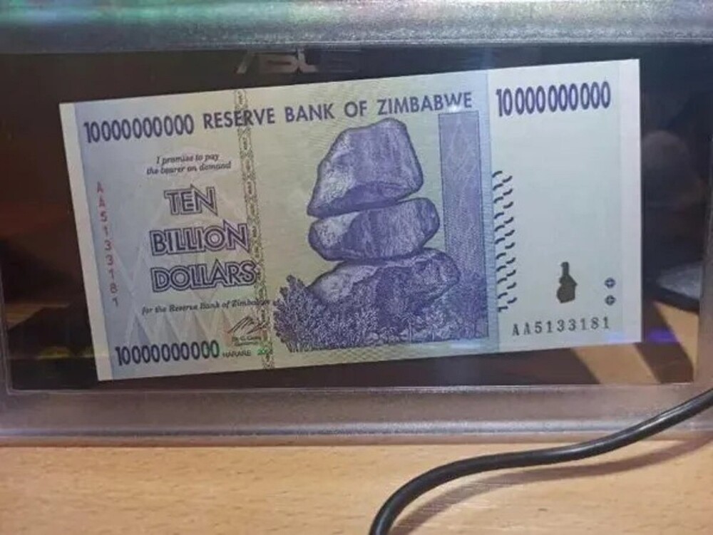 9. Купюра в десять миллиардов долларов (Зимбабве)