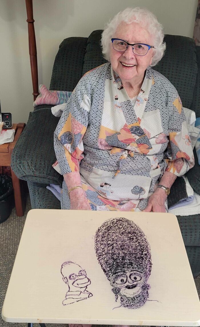 18. «Моя 96-летняя бабушка недавно начала смотреть "Симпсонов". Это ее рисунки»