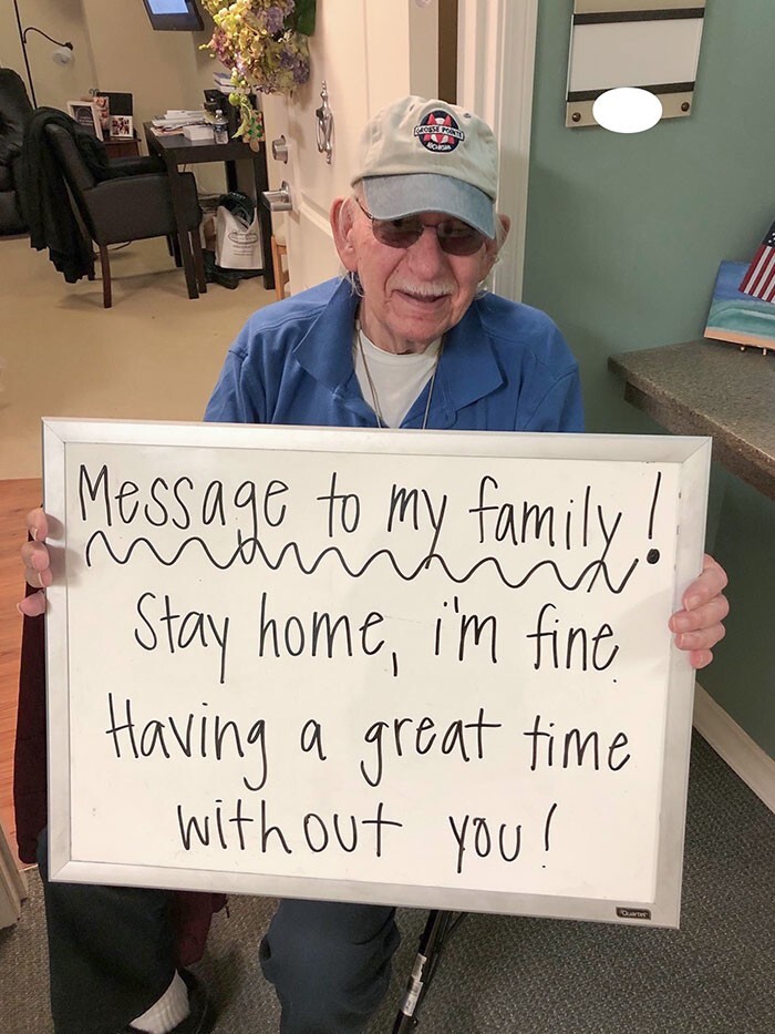 14. «Мой дедушка во время карантина в 2020 году: "Послание моей семье: оставайтесь дома, я в порядке, отлично провожу время без вас!"»