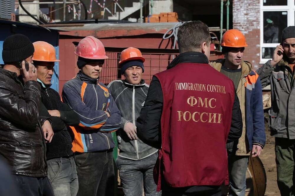 Либо везём, либо рожаем: работодатели из Свердловской области решили возить в страну мигрантов
