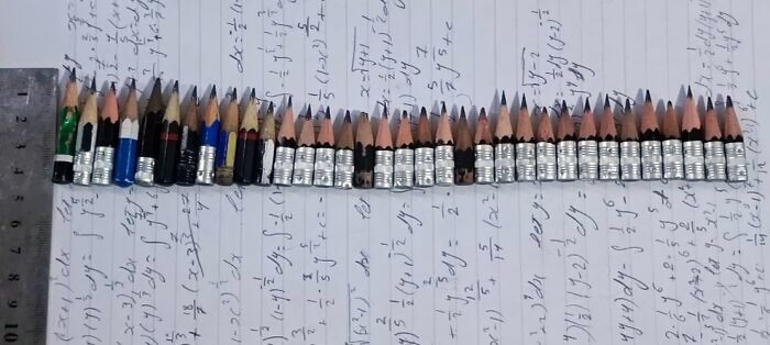 12. Коллекция исписанных карандашей за три семестра в университете