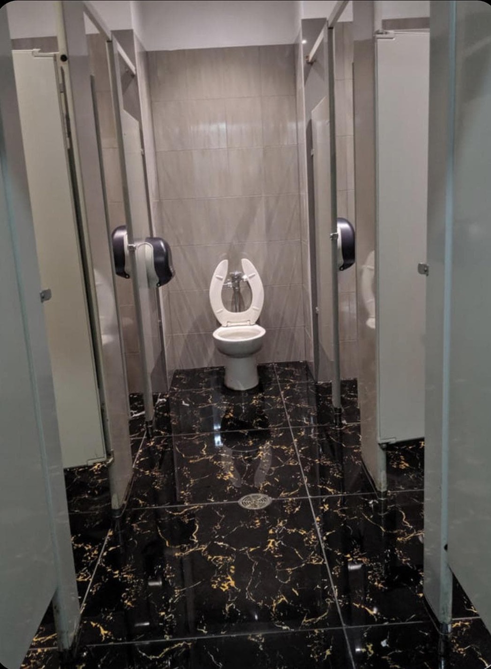Рандомный туалет в общественной уборной. Зачем и почему?