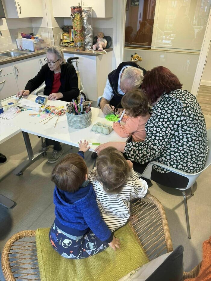 Дом престарелых объединили с детским садом