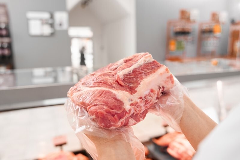 Сальмонелла и антибиотики: у пяти производителей мяса нашли грубые нарушения несоответствия