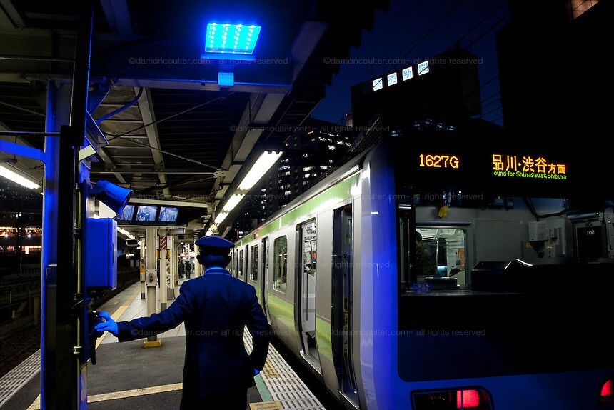 5. Город Токио установил синее освещение на вокзалах, чтобы предотвратить самоубийства. После этого ни один случай самоубийства не был повторно зарегистрирован