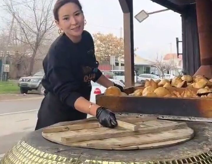 Мир не готов к этому: казахи изобрели бургер-самсу, приготовленный в тандыре