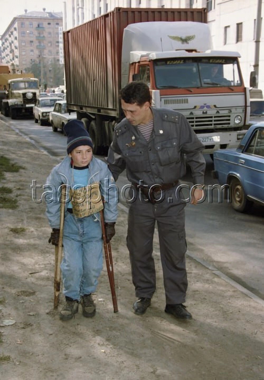 Старший лейтенант милиции Владимир Кандалов уводит "с места работы" 12-летнего Виталия. 1996 год.