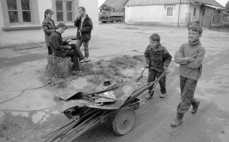 Парни собирают металлолом. Калининград, 1990-е годы.