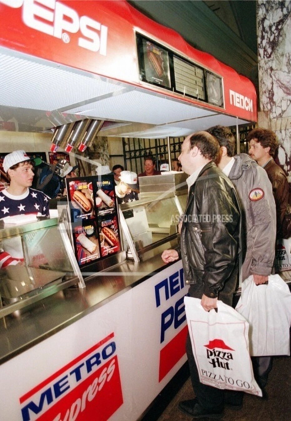 Пассажиры московского метрополитена стоят в очереди у нового стенда «Pepsi Metro Express», 1993 год.