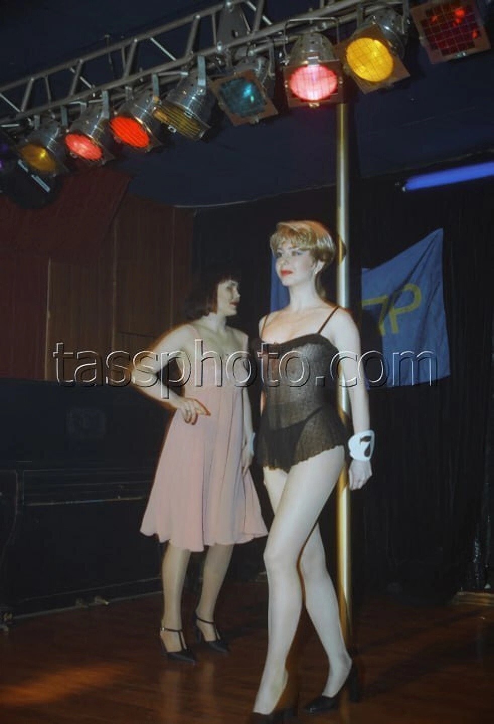 Победительница конкурса «Мисс ЛДПР» Ирина Ерофеева во время дефиле. Нижний Новгород, 1999 год.