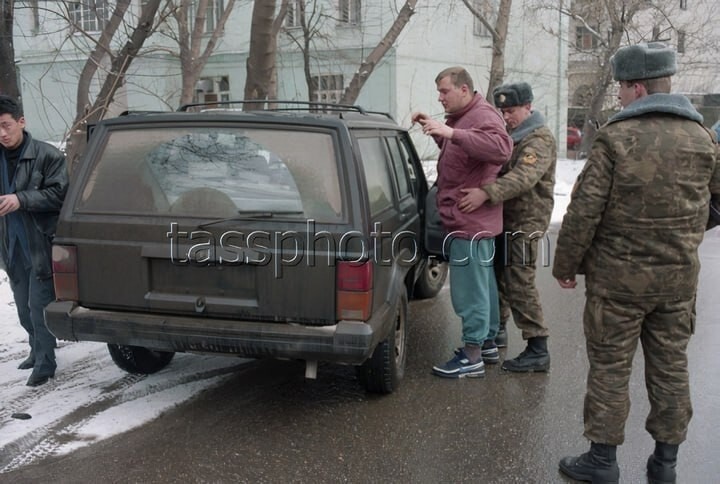 Специализированный отряд ГАИ по борьбе с преступностью во время проверки одной из машин на наличие оружия и наркотиков. Москва, 1993 год.