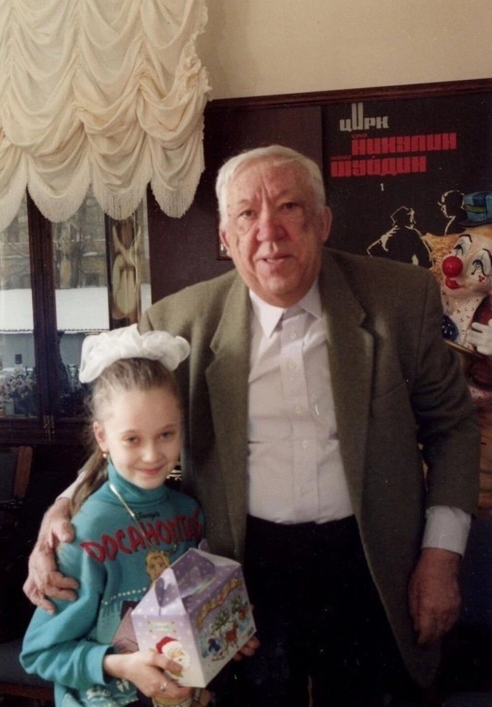 Юрий Никулин с маленькой поклонницей в цирке