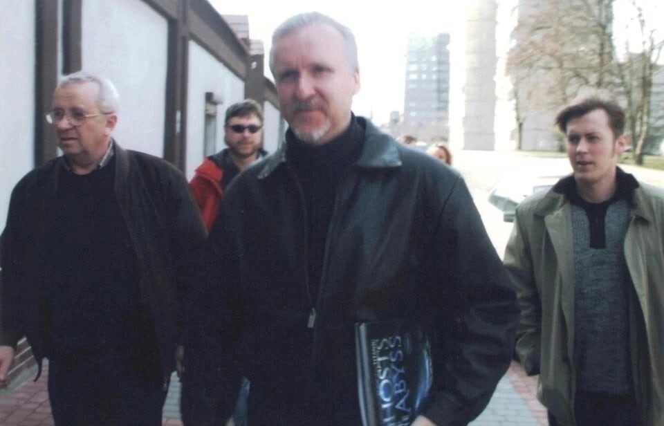 Джеймс Кэмерон (в центре) и Анатолий Сагалевич (слева) в Музее Мирового океана. Калининград, 1998 год.