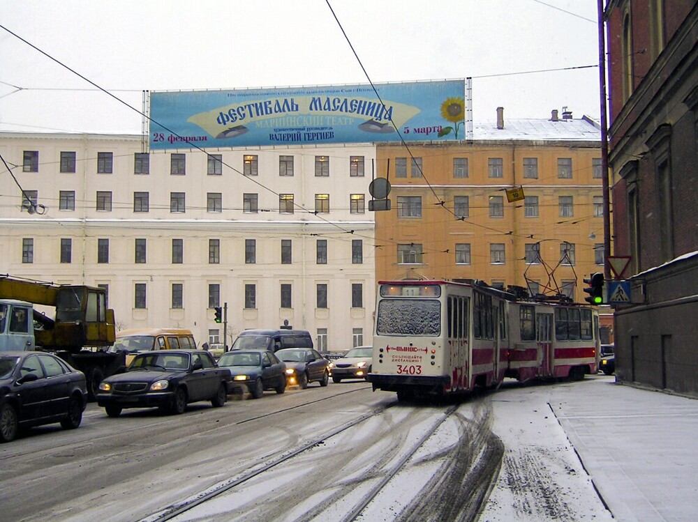 28 февраля 2006 года - последний день работы трамвайной линии на улице Труда, с 1 марта трамваи здесь перестали ходить навсегда.