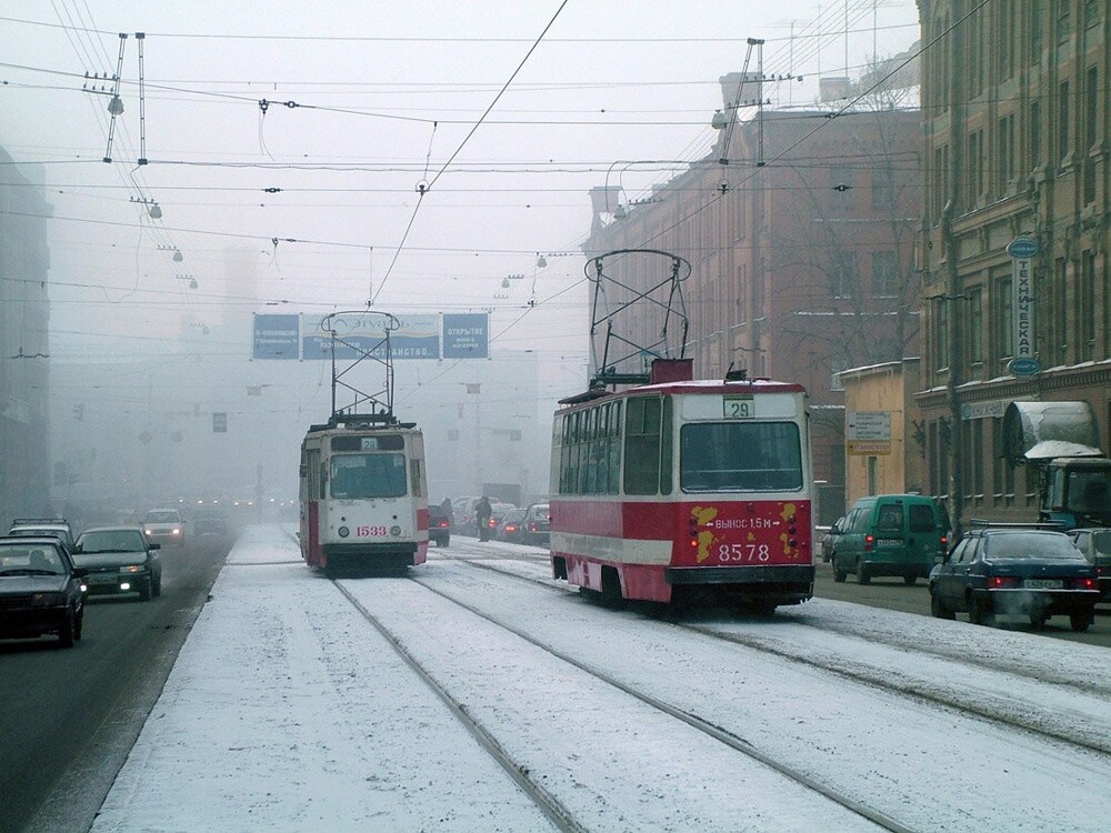 Ещё один кадр Измайловского проспекта с трамваями. Вдалеке в тумане скрылся Варшавский вокзал, который к тому времени уже стал ТРК "Варшавский Экспресс".