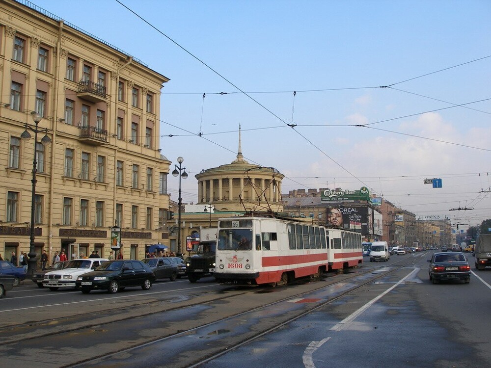Трамвай 25 маршрута пересекает площадь Восстания и продолжает своё движение по Лиговскому проспекту.