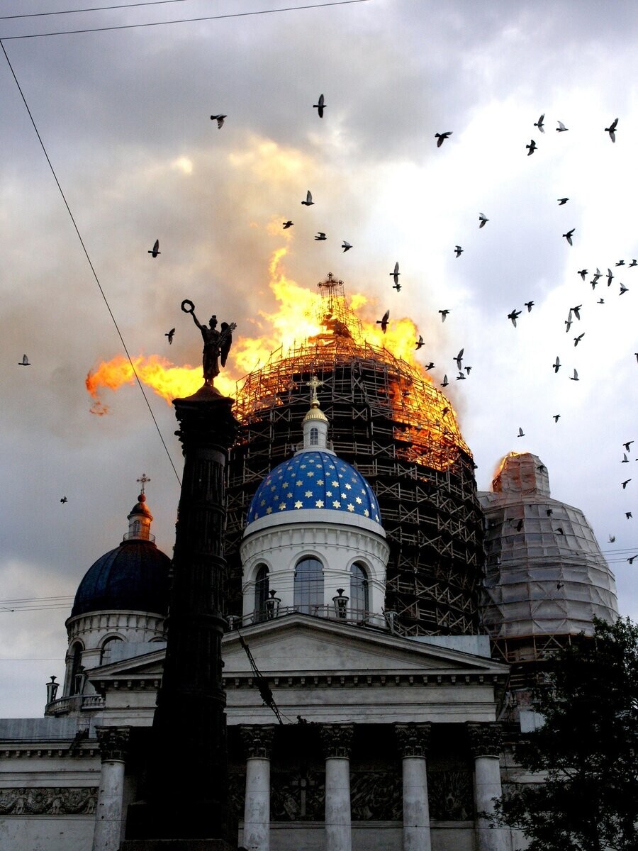 25 августа 2006 года в Троицком соборе вспыхнули строительные леса, установленные для реставрации купола.