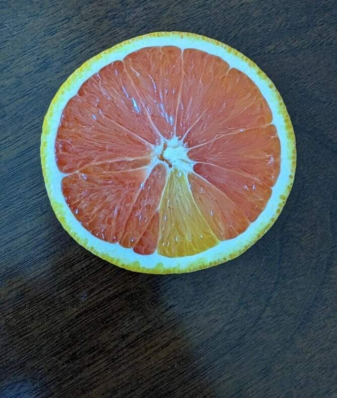 У этого апельсина один сегмент другого цвета
