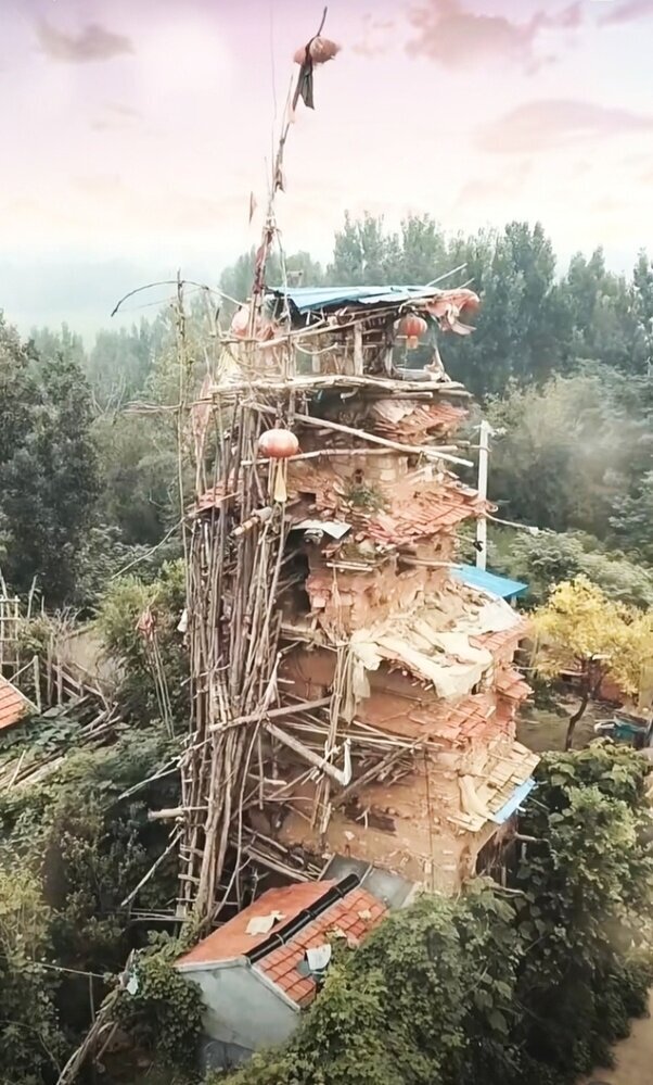 Дом, который построил псих. Грустная история странного сооружения в китайском селе