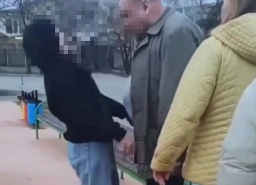 Краснодарский батя ударил головой девочку на детской площадке