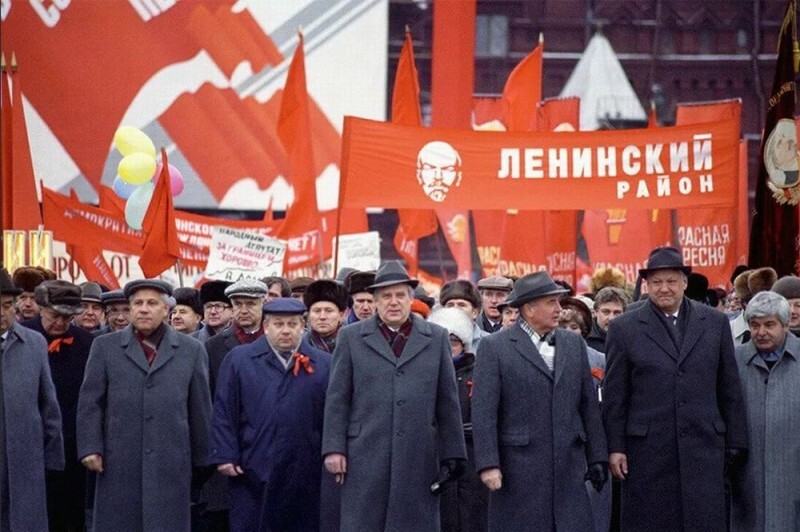 Если не понимал что делал, то полное ничтожество... Если понимал, то негодяй! Но похоже, тут и то и другое