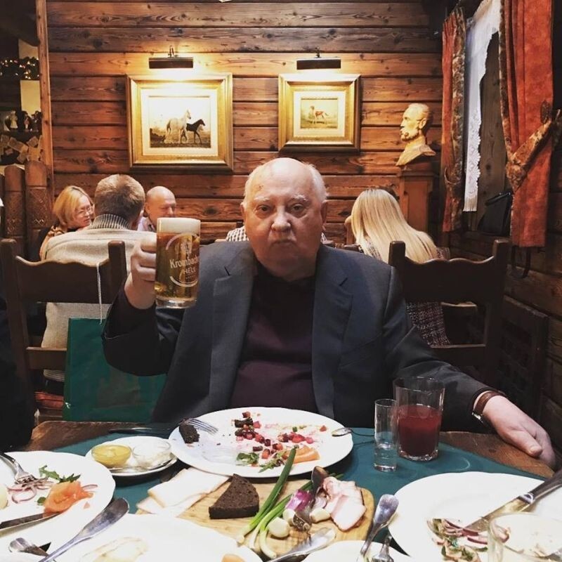 Если не понимал что делал, то полное ничтожество... Если понимал, то негодяй! Но похоже, тут и то и другое