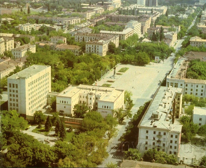 Грозный, ЧИАССР, площадь Ленина. На переднем плане в левой части снимка - комплекс зданий обкома ЧИАССР.