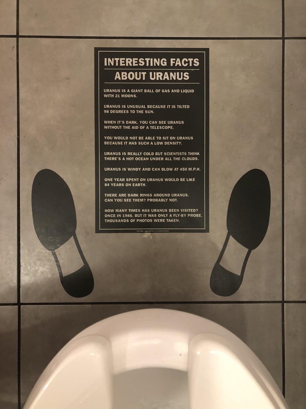 10. Наклейка на полу с интересными фактами об Уране, чтобы не было скучно во время посещения туалета