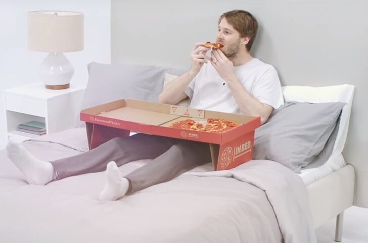 4. Коробка для пиццы, которая превращается в стол для тех, кто любит есть в постели или на диване