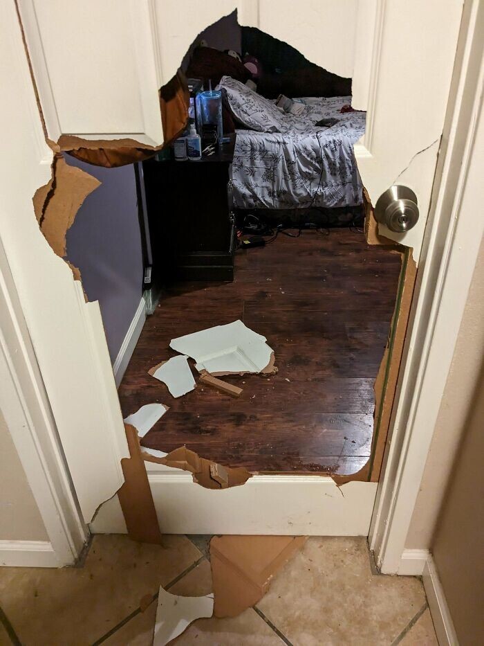 20. «Мой сосед по квартире напился и сломал мою дверь»