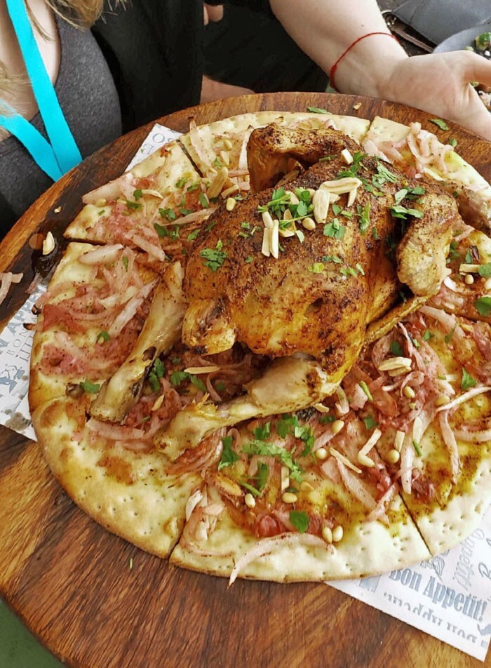 22. «Моя подруга попросила в Израиле пиццу с курицей»