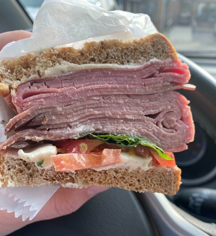 16. «Я попросил добавить к моему сэндвичу еще ростбиф. Я ожидал примерно на 1/3 больше говядины, но получил гораздо больше. А доплата составила всего 0,50 доллара»