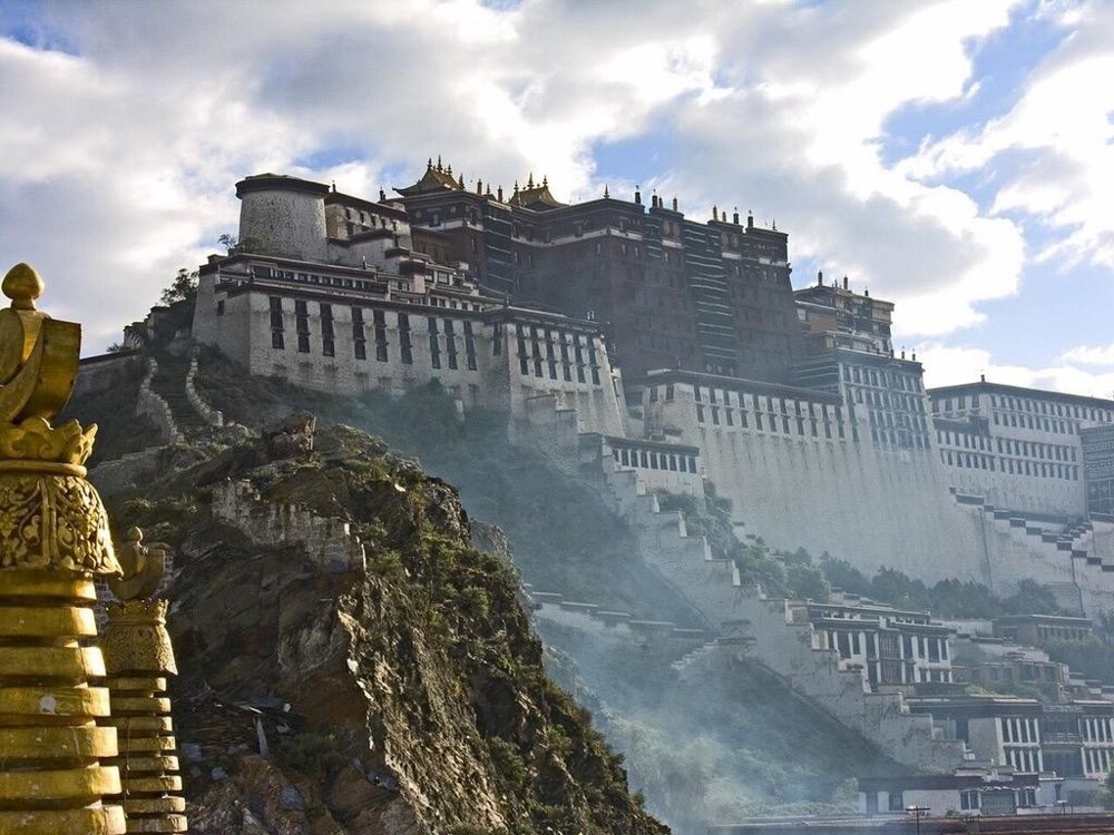 1. Потала - уникальный древний дворец в Лхасе, Тибет, расположенный на высоте 3767 метров над уровнем моря