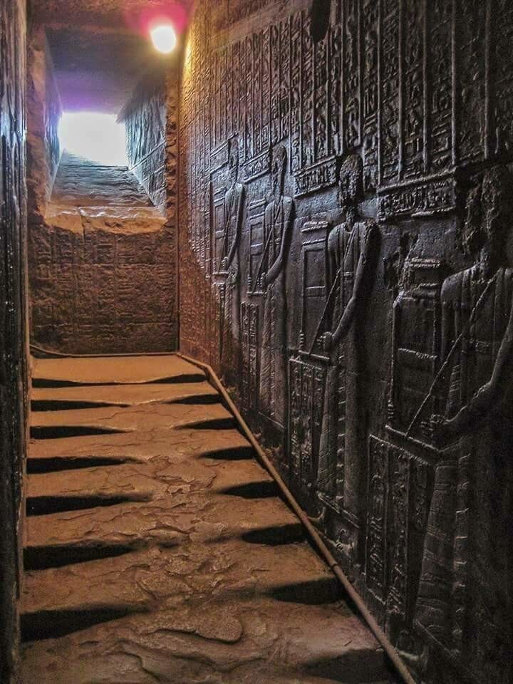 13. Западной лестнице, ведущей на крышу Храма Богини Хатхор в Египте, по оценкам, более 4500 лет