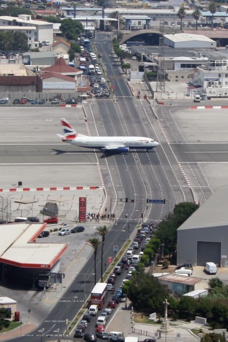 12. Взлетно-посадочная полоса в международном аэропорту Гибралтара, пересекающаяся с главной дорогой
