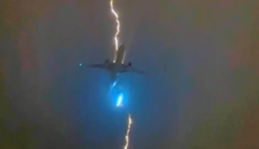 Молния ударила в пассажирский самолет
