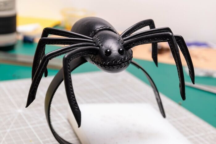 20. «Сделал этого кожаного паука для костюма жены на Хэллоуин»